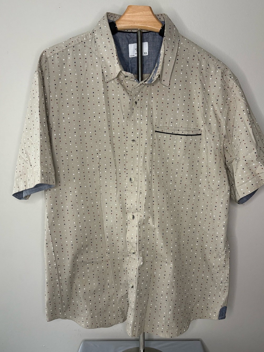 Men's Short-Sleeve Button-Up Shirt in Light Beige with Dot Pattern